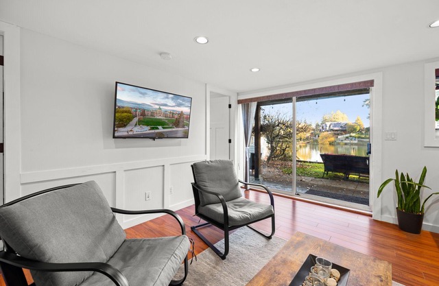 Lakefront living, BBQ, water access, parking