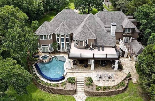 Lakefront Lodge | Pool, Theater & Autumn Views