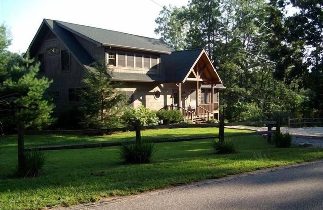 Lakefront Log Home on Spectacular Mountain Lake