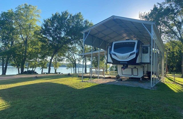 Lakefront luxury 5th wheel on Lake Hudson. No cleaning fees!