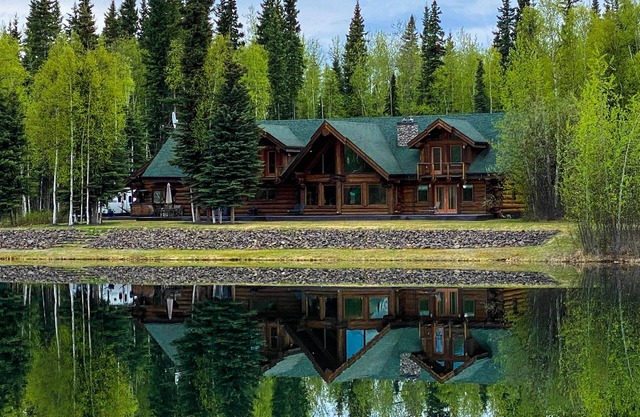 Lakefront Luxury Log Home With Spa & Aurora Views