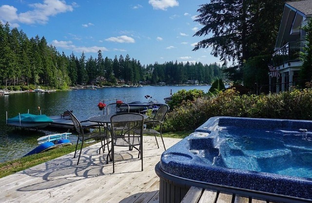 Lakefront Mason Lake home- glamping in a cabin!