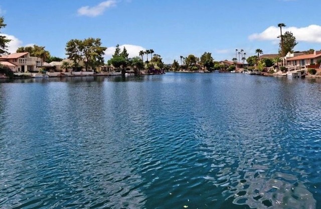 Lakefront Oasis 2b/2b, with Pontoon Boat, Clubhouse with Resort Amenities.