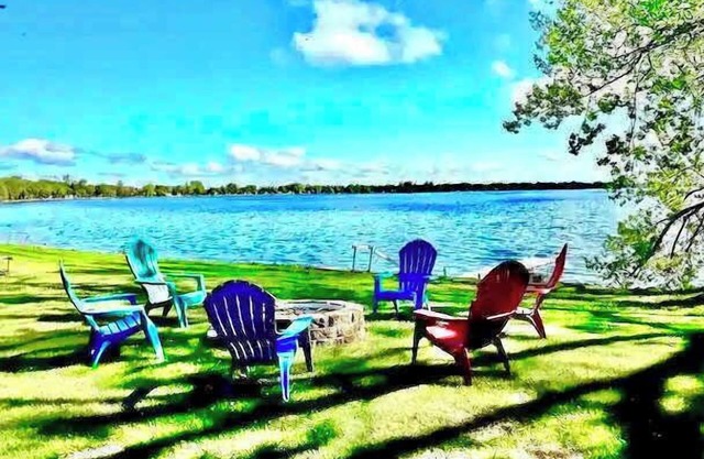 LAKEFRONT Private Dock Walk to Town 4 Bed Sleep 12