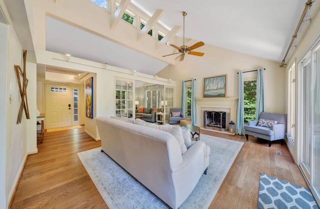 Lakefront, Private Dock, Game room