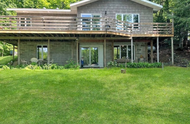Lakefront Retreat in Gleason