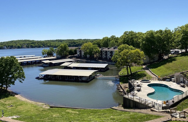 Lakefront Views, Bright & Airy Condo w/2 Pools, 2 Hot Tubs & Dock Access