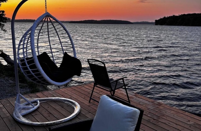 Lakefront w/5 Bedrooms+Jacuzzi + Game Tables