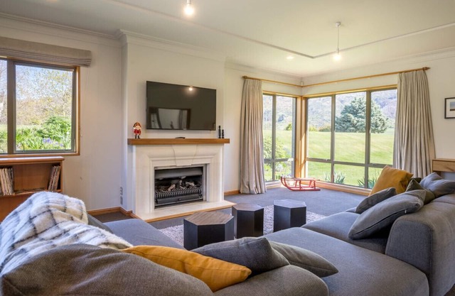 Lakes Retreat - Queenstown Holiday Home, ARROWTOWN