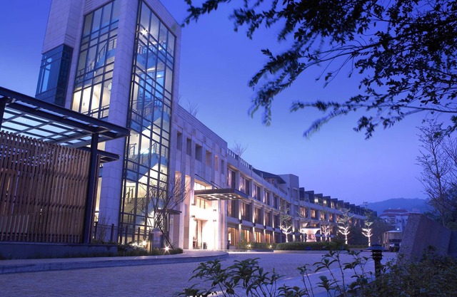 Lakeshore Hotel