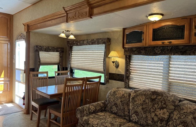 Lakeside 5th Wheel on beautiful Nelson Lake