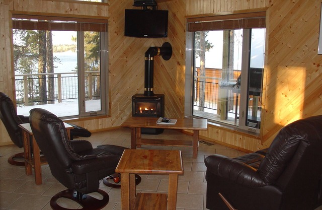 Lakeside deluxe 2 bedroom cottage