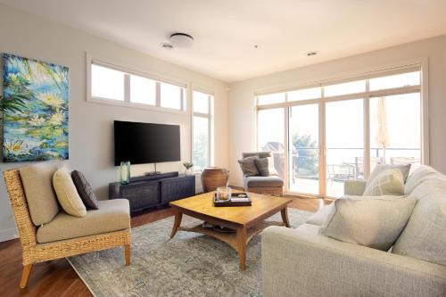 Lakeside Luxe Haven