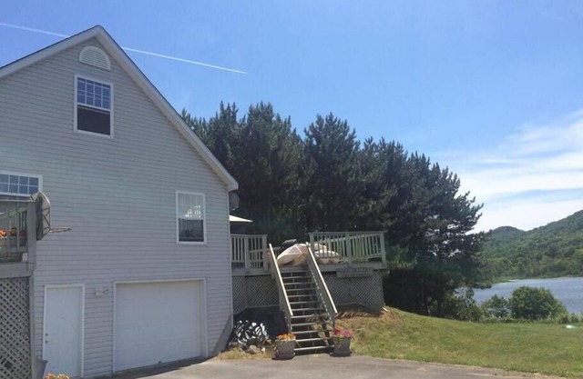 Lakeside Luxury, 4 bedrooms, 2 bath, sleeps 10. Outdoor Grill, Kayaks, Firepit.