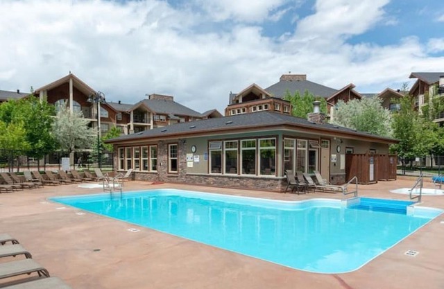 Lakeside Mountain Retreat - 3br, 2 bathroom beachfront condo with pool & hot tub