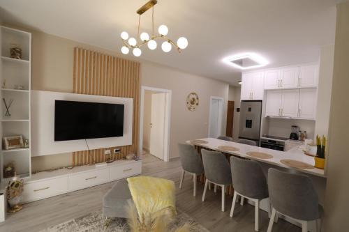 Lakeside Serenity Apartment