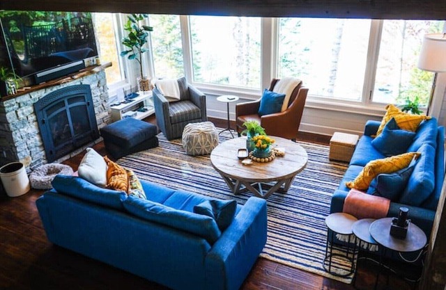 Lakeside Serenity: Modern Comfort Meets Nature