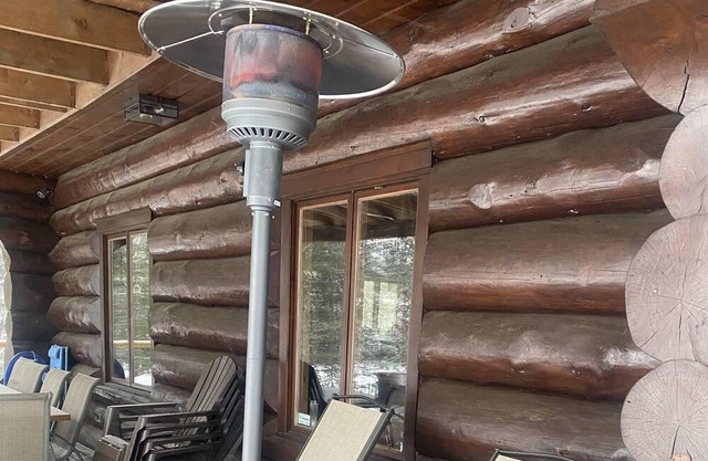 Lakeside wood log cabin hideaway