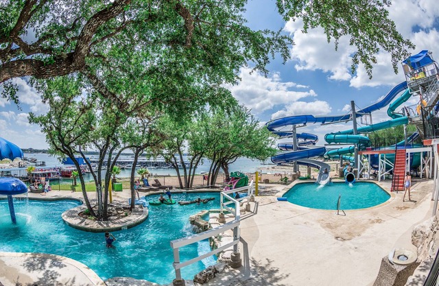 LakeTravis Bungalow 2:Free waterpark , lake views & low cleaning fees