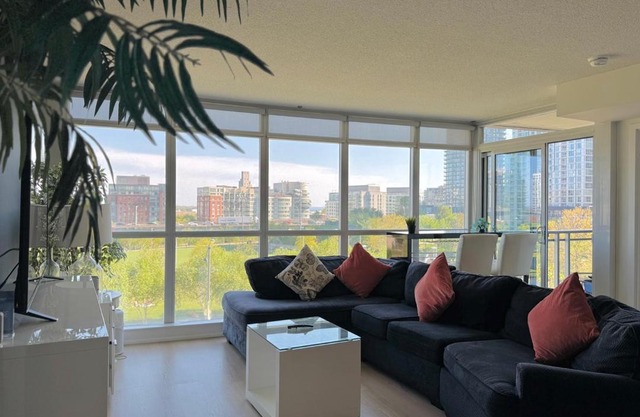 LakeView 2Bdrms 2Baths with 3 real beds and parking