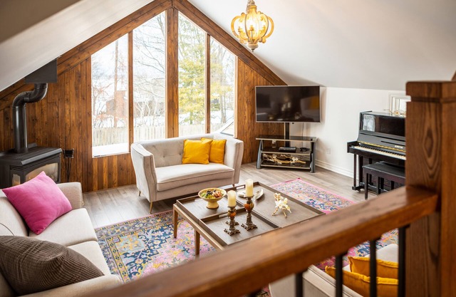 Lakeview 3-Story Family Cottage | 4BR Retreat in Georgina