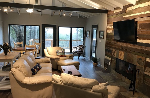 Lakeview @ Firefly Hideaway Lake Texoma Hot Tub King Bed FirePit Boat Parking