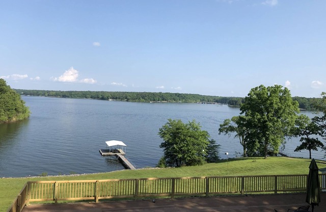 Lakeview Home on Kentucky Lake-Jonathan Creek, just off main Lake. Sleeps 6.