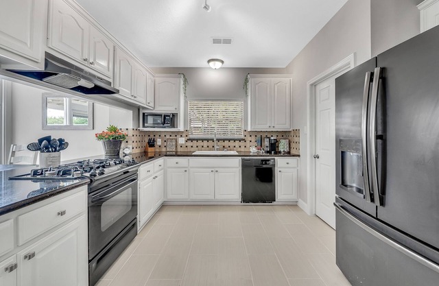 Lakeview oasis of Lake Conroe- 30 second drive to the water!
