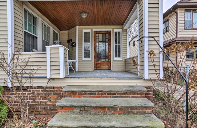 Lakewood Home w/Yard ~ 8 Mi to Cleveland!