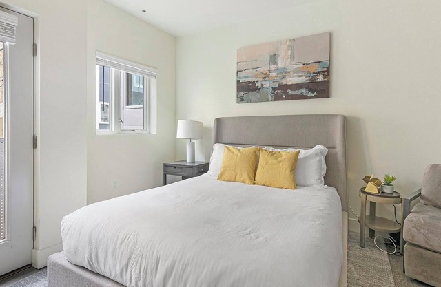 Landing | Stylish Studio, Gym, Courtyard