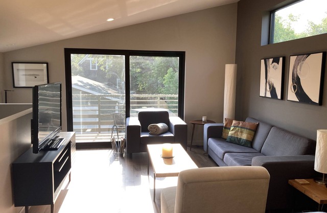 Laneway close to UofS, downtown, and City Hospital. Pet friendly!