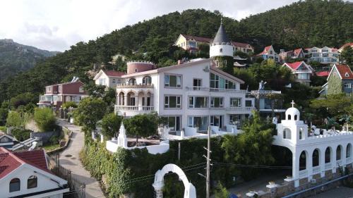 Laoshan Swan Castle Immortal Residence bathing pool Health Garden B&B