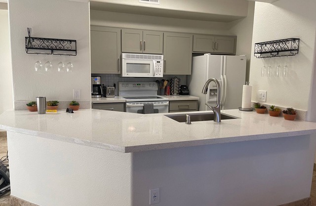 Large 1-Bedroom Condo in Gated Comm/Pools