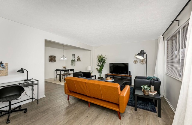 Large 2Bd Haven for Travelers!