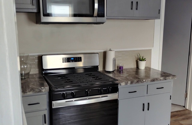 Large 3-bedroom house in charming Bay City with WiFi, AC. Enjoyable getaway