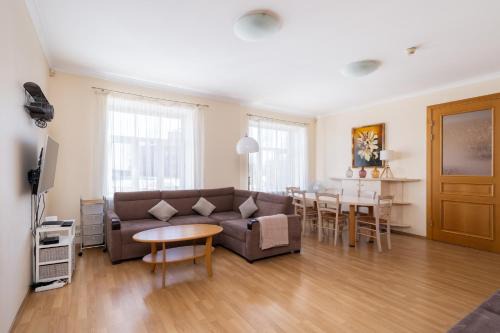 Large 3BR Apartment with Balcony 5 min to Old Town by Tram