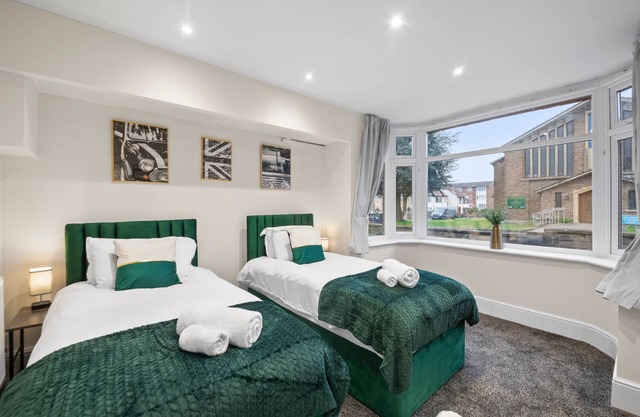 Large 5 Bedroom-Free Parking-Great Transport Links