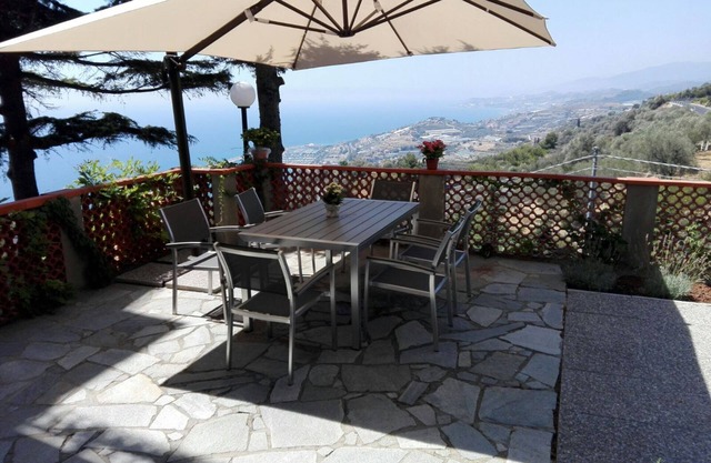 Large accommodation with three rooms and garden with sea view
