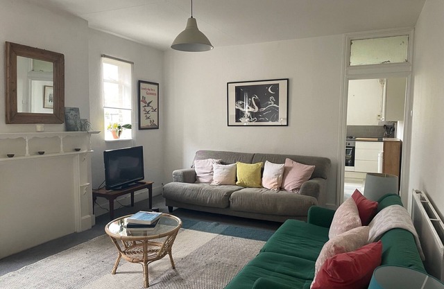 Large and airy first floor flat with two huge bedrooms