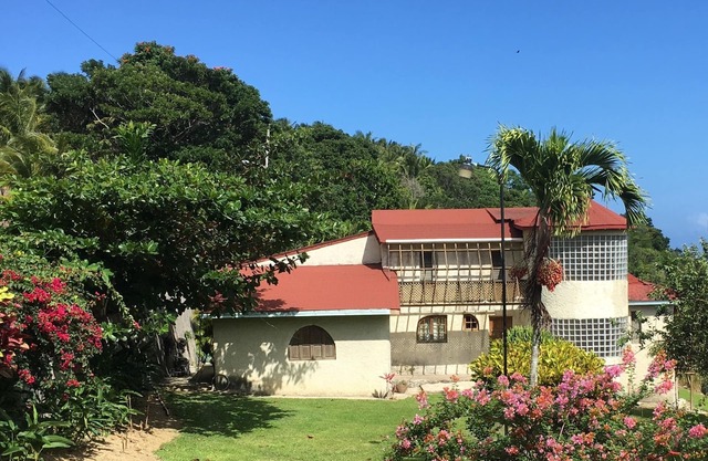 Large and unique country house: nQuiet peaceful and secure location.