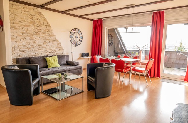 Large apartment, 3 bedrooms, quiet, close to the city, up to 6 persons, balcony, parking lot