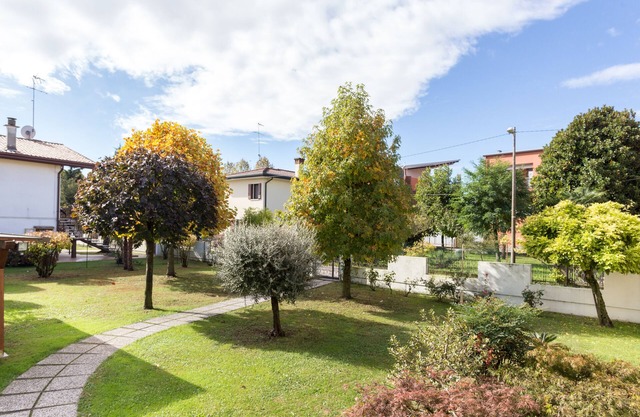 Large apt 2 bedrooms &free car park