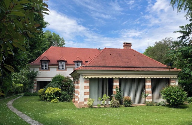 Large architect-designed house in quiet, chic neighborhood near Versailles