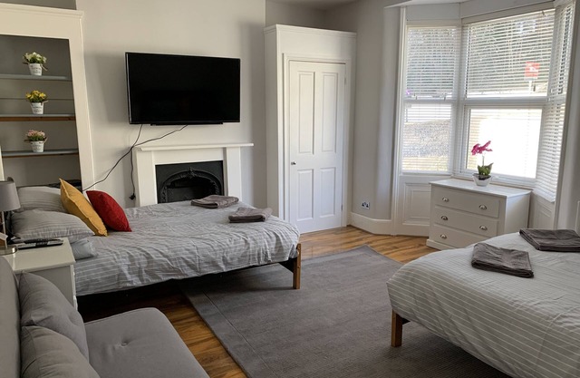 Large Central Delightful Townhouse with garden
