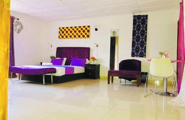 Large ensuite king room , Excellence water system, Solar, generator, WIFI, B&B