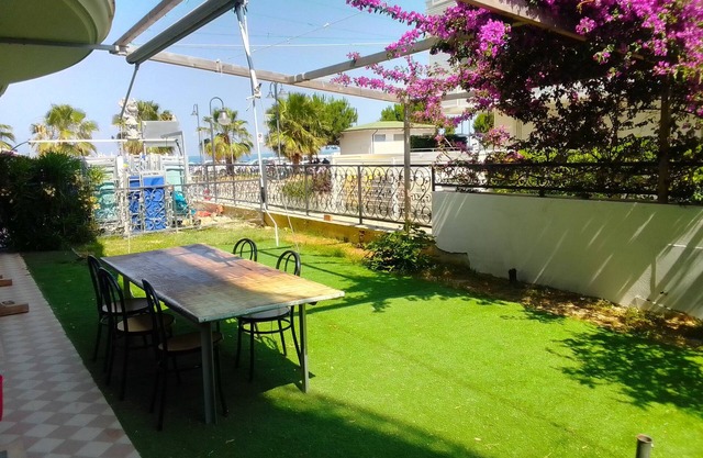 Large family apartment with garden facing the sea