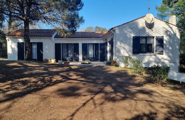 Large family house, large garden in an oyster site close to the beach