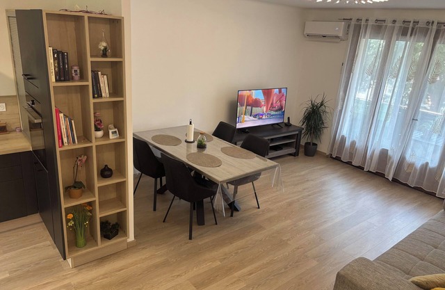 Large, fully-equipped apartment between Aix-en-Provence and Marseille