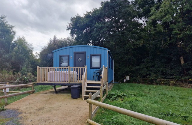 Large Glamping Hut - Riverview 13