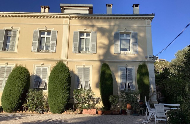 Large ground-floor apartment of a property with a garden